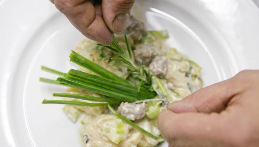CRUSET AI PORRI E PATATE ALLA BAGNA GRISA, IL PIATTO TRADIZIONALE DELLA VALLE STURA